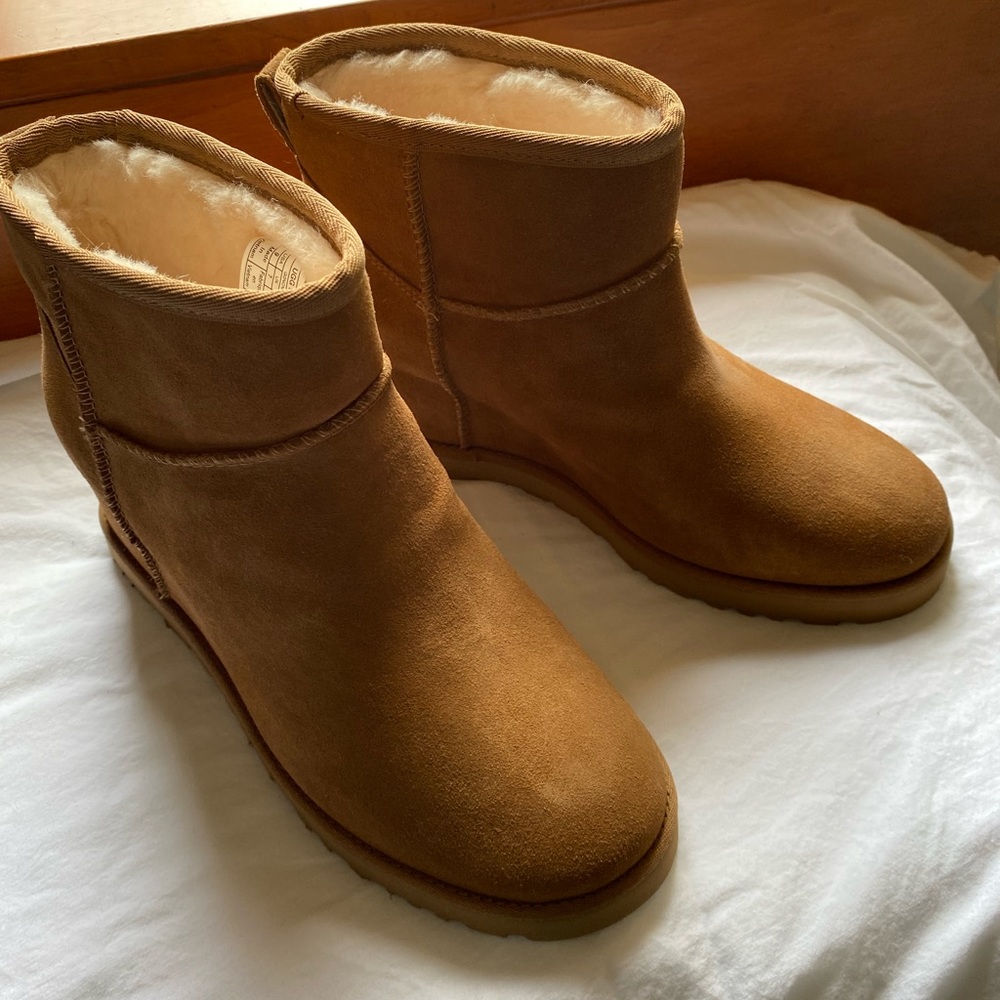 UGG Classic Femme Mini Wedge Bootie
Size 9